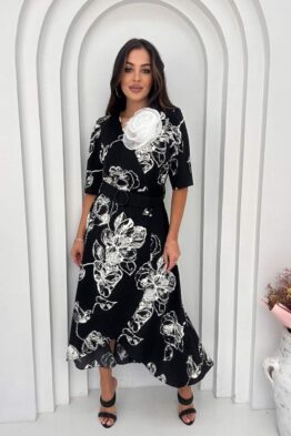 Kleit Margo must valged lilled