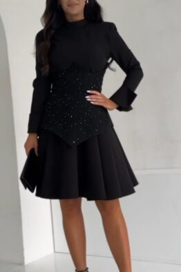 Kleit must sädelusega